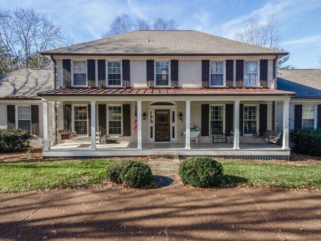Building Photo - AVAILABLE NOW-- 4-Bed/5-Bath in the heart ...