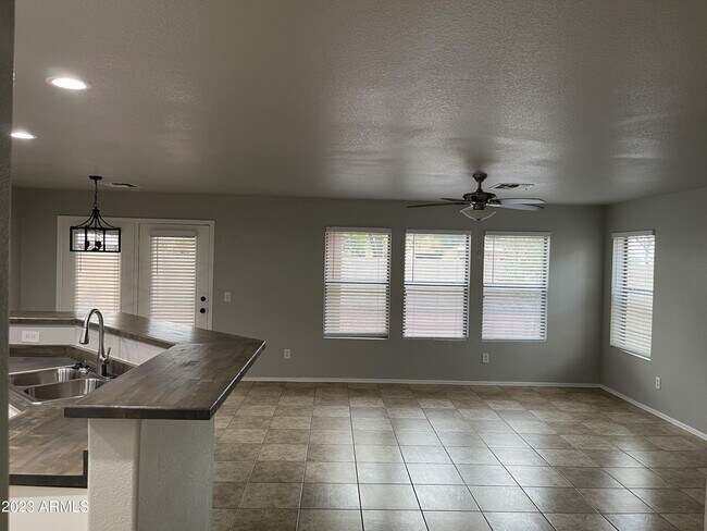 Foto del edificio - 742 N 112th Dr