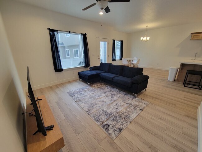 Foto del edificio - 7244 N Silver Spring Way