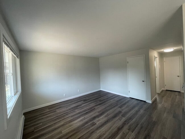 Building Photo - 515 16th Ave W