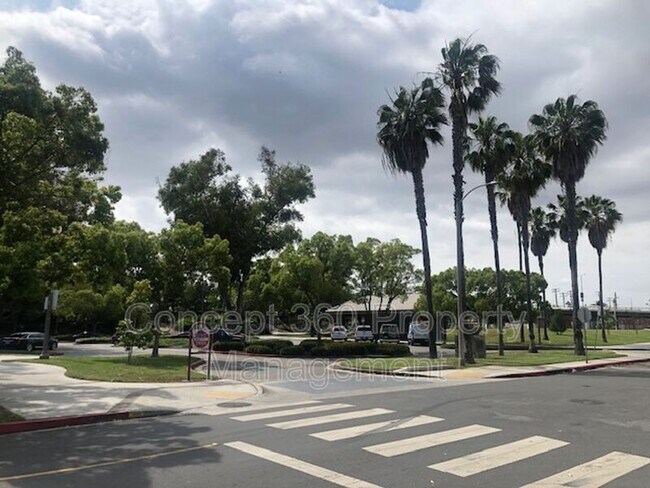 Foto del edificio - 460 Golden Ave