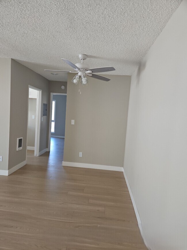 Foto del edificio - 8629 Willis Ave