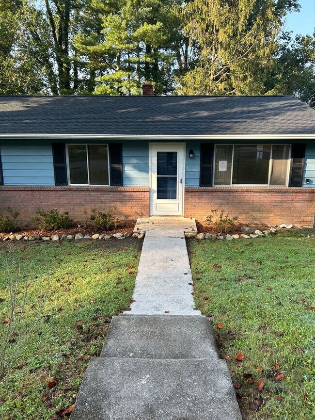 Building Photo - West Asheville Rental!