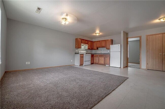 Building Photo - Freshly painted Springdale duplex!