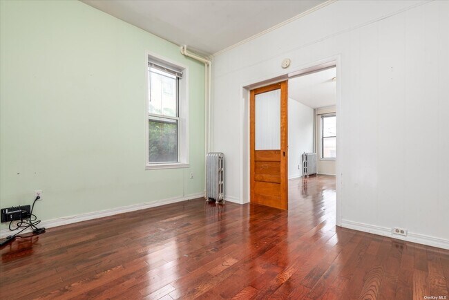 Foto del edificio - 69-12 Forest Ave