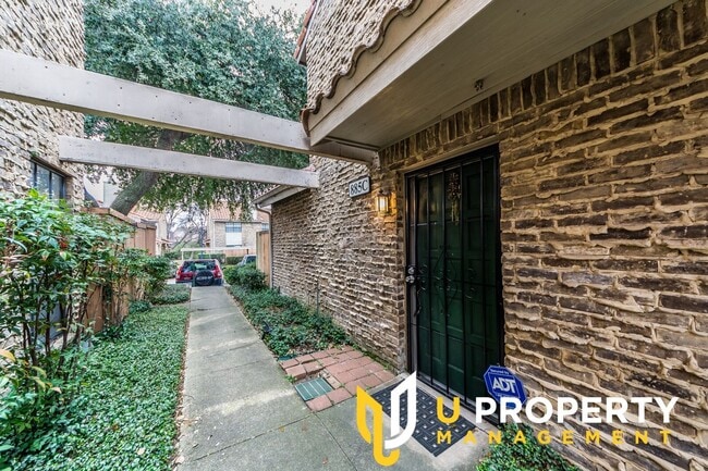 Building Photo - Location, Location, Location! Cozy townhou...