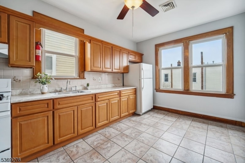 Primary Photo - 410 E Kinney St