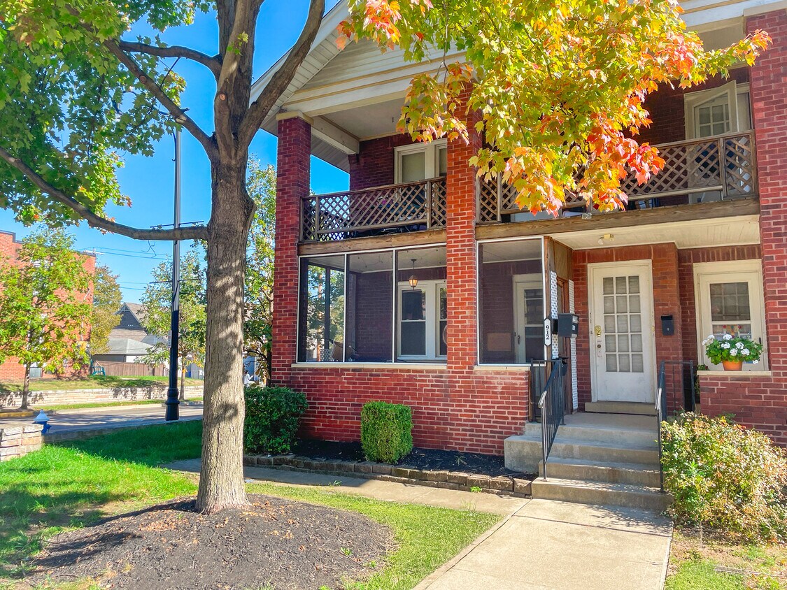 Front of building. - 912 Northwest Blvd