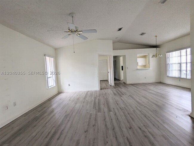 Foto del edificio - 532 SE 21st Dr