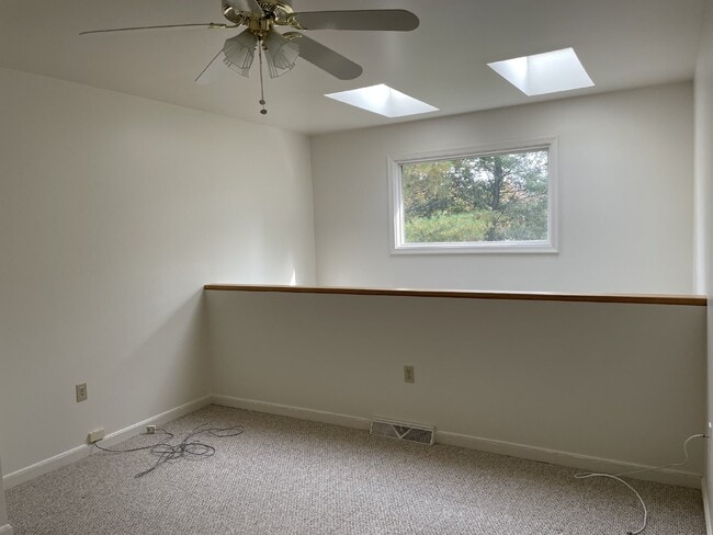 Building Photo - Beautiful condo! Move in ready!