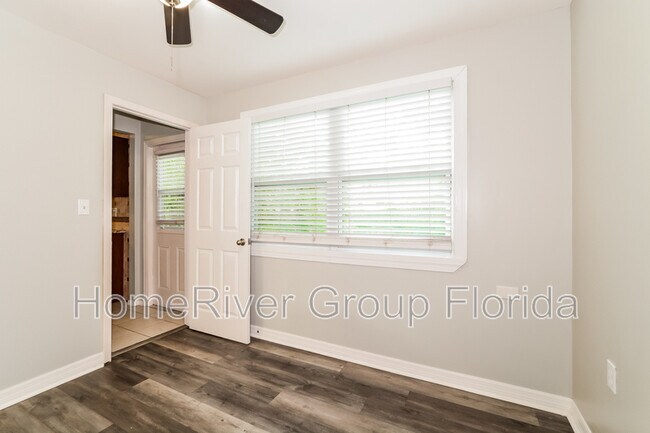 Building Photo - 209 W 20th St