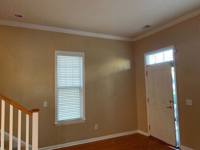 Building Photo - Single Family Home in White Gables