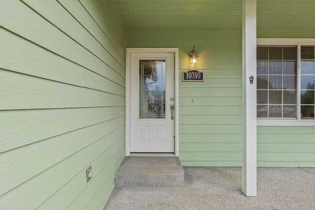 Building Photo - Updated Rambler Near JBLM For Rent!