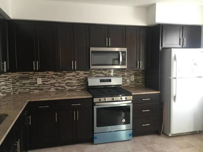 Building Photo - Spacious 2nd floor apartment on quiet block