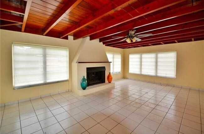 Gran sala de estar con chimenea - 6515 SW 48th St