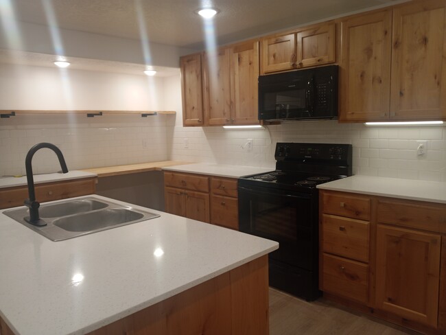 Kitchen - 1750 S Sawtooth Blvd