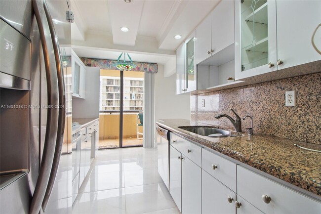 Building Photo - 2555 Collins Ave