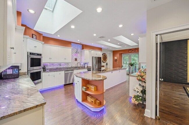Building Photo - Gorgeous, Fully furnished 3 Bed 3.5 bath h...