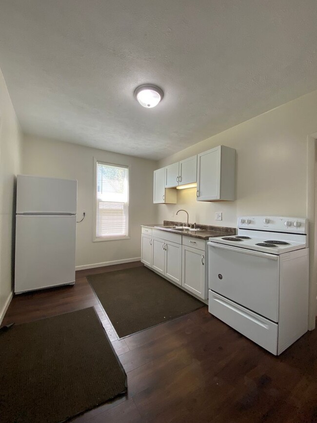 Building Photo - 3 Bedroom Duplex with Fenced in Yard and D...