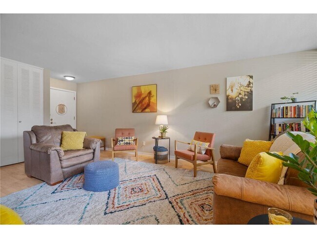 Foto del edificio - 1770 Bryant Ave S