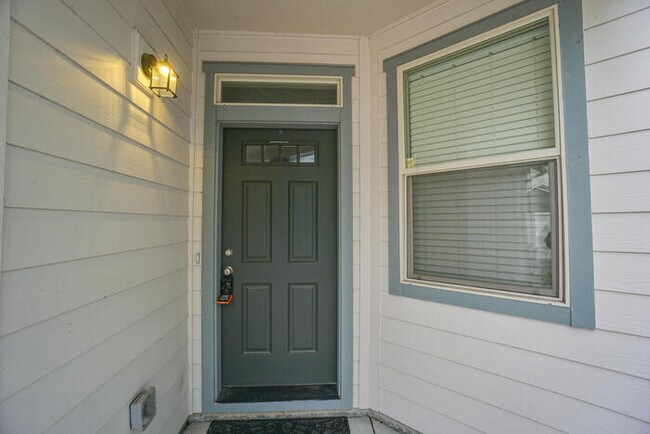 Foto del edificio - NEWER THREE BEDROOM HOME NEAR HAZEL DELL