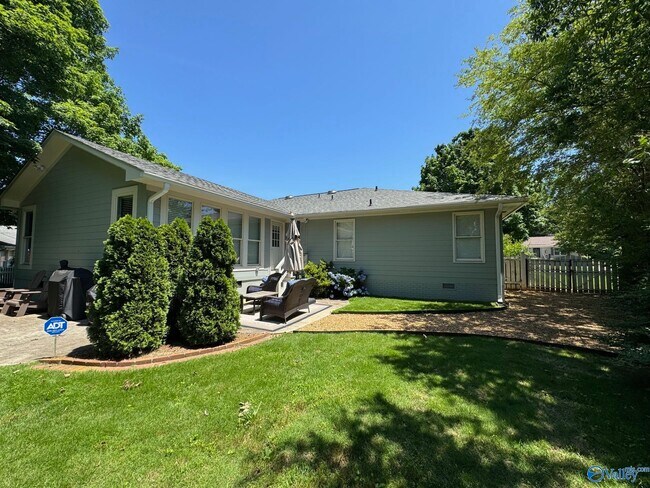 Building Photo - 1302 Cleermont Dr SE