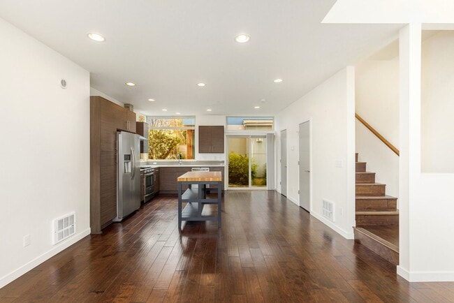 Building Photo - Great City Location - Corner 3 Bedroom Tow...