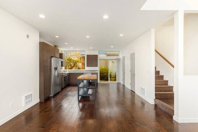 Foto del edificio - Great City Location - Corner 3 Bedroom Tow...