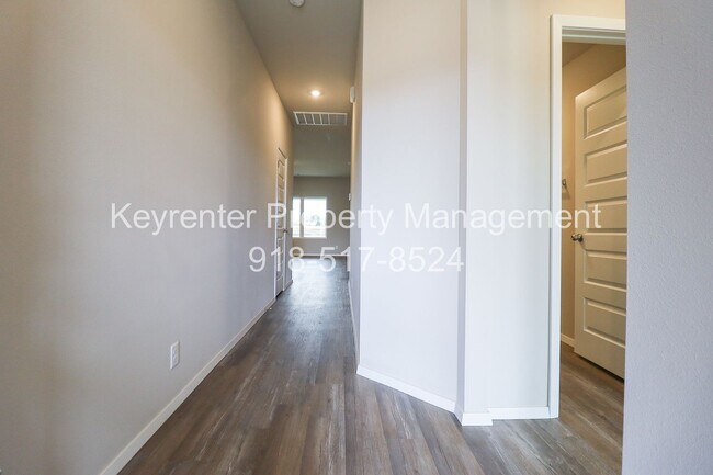 Foto del edificio - New Construction with Pond View! 4 Bed 2 Bath Broken Arrow