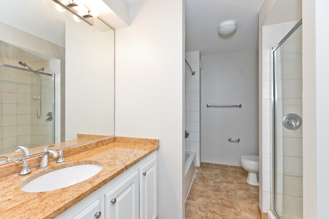 Building Photo - 345 N La Salle Dr