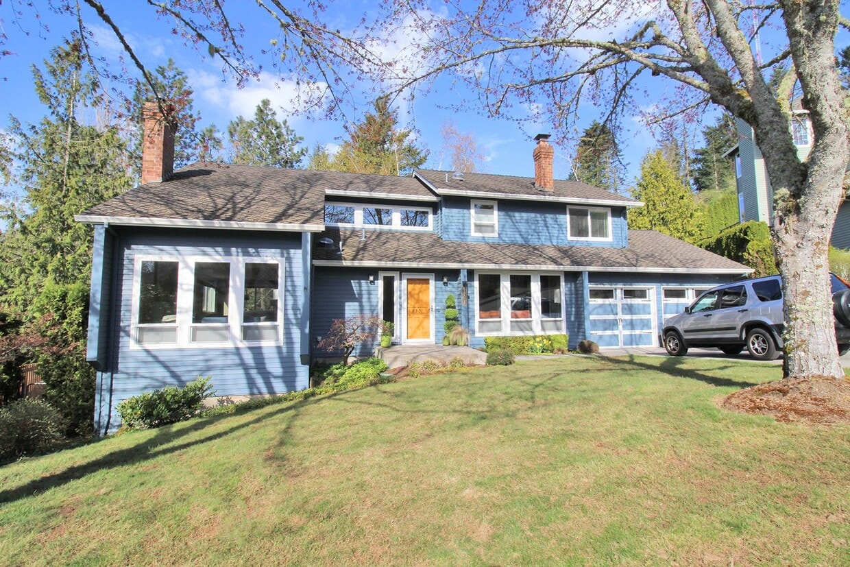 Primary Photo - Luxuriously Appointed West Hills Tradition...