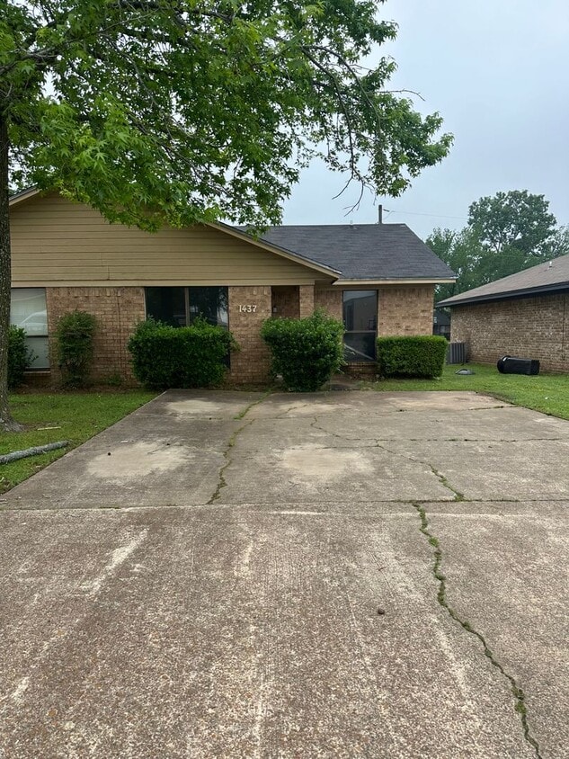 Foto del edificio - Brick Duplex: 2 bed, 1 bath