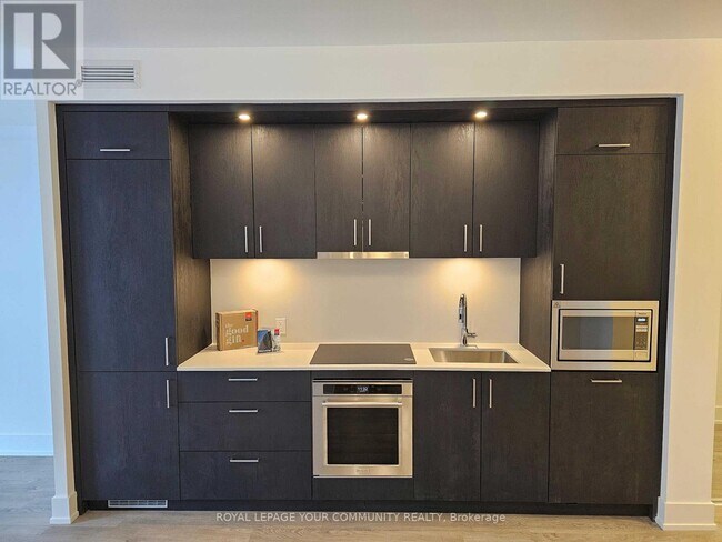 Building Photo - 10 Inn On The Pk Dr