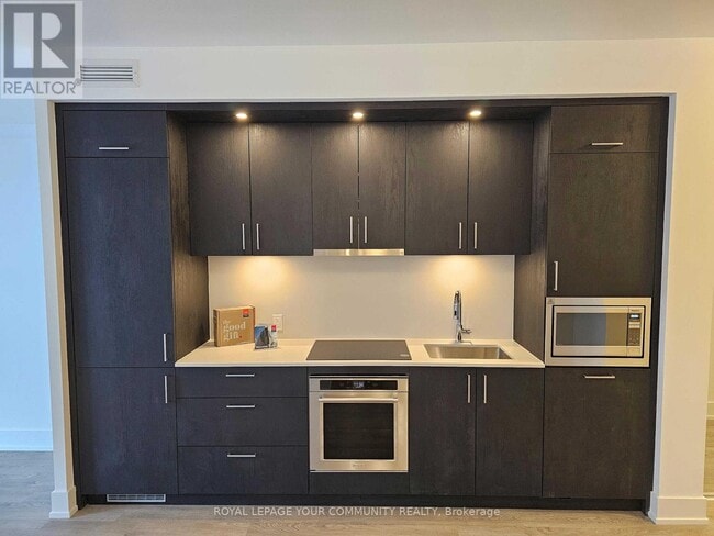 Photo du bâtiment - 10 Inn On The Pk Dr