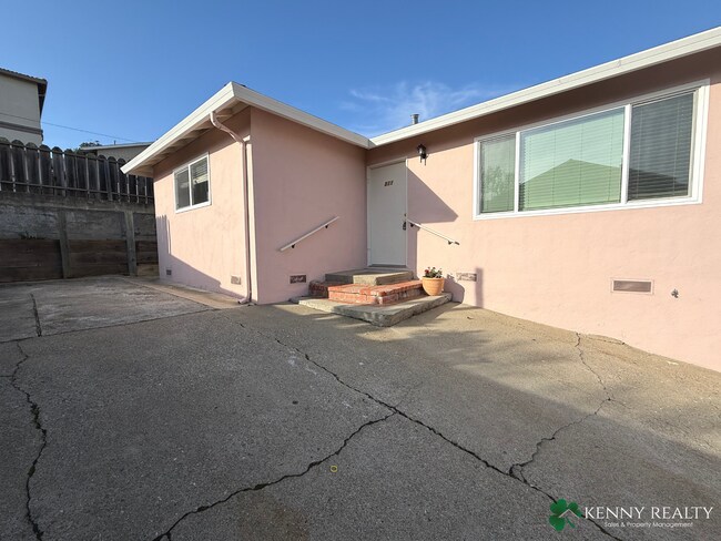 Building Photo - Fully Remodeled 3BR/1.5BA Duplex Unit w/ Garage in South San Francisco