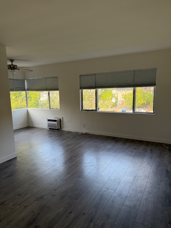 Foto del edificio - 2140 Beachwood Dr