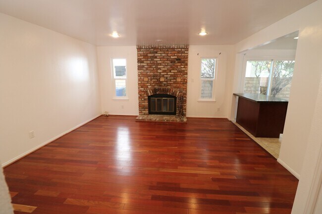 Foto del edificio - Welcome Home to Porter Ranch!!