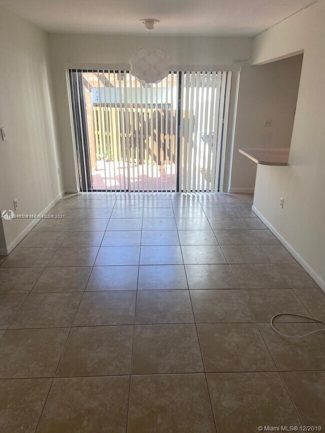 Foto del edificio - 9980 NW 9th St Cir  106 Miami Fl 33172