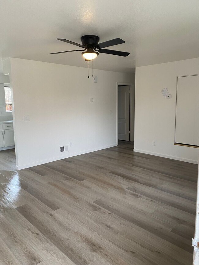 Foto del edificio - 433 Timothy Way -  Cozy Charm Alert: Your ...