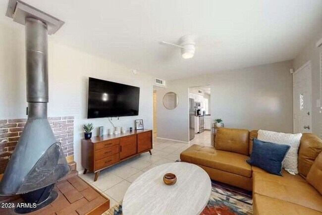 Foto del edificio - Charming Tempe 3 bedroom with no carpet!