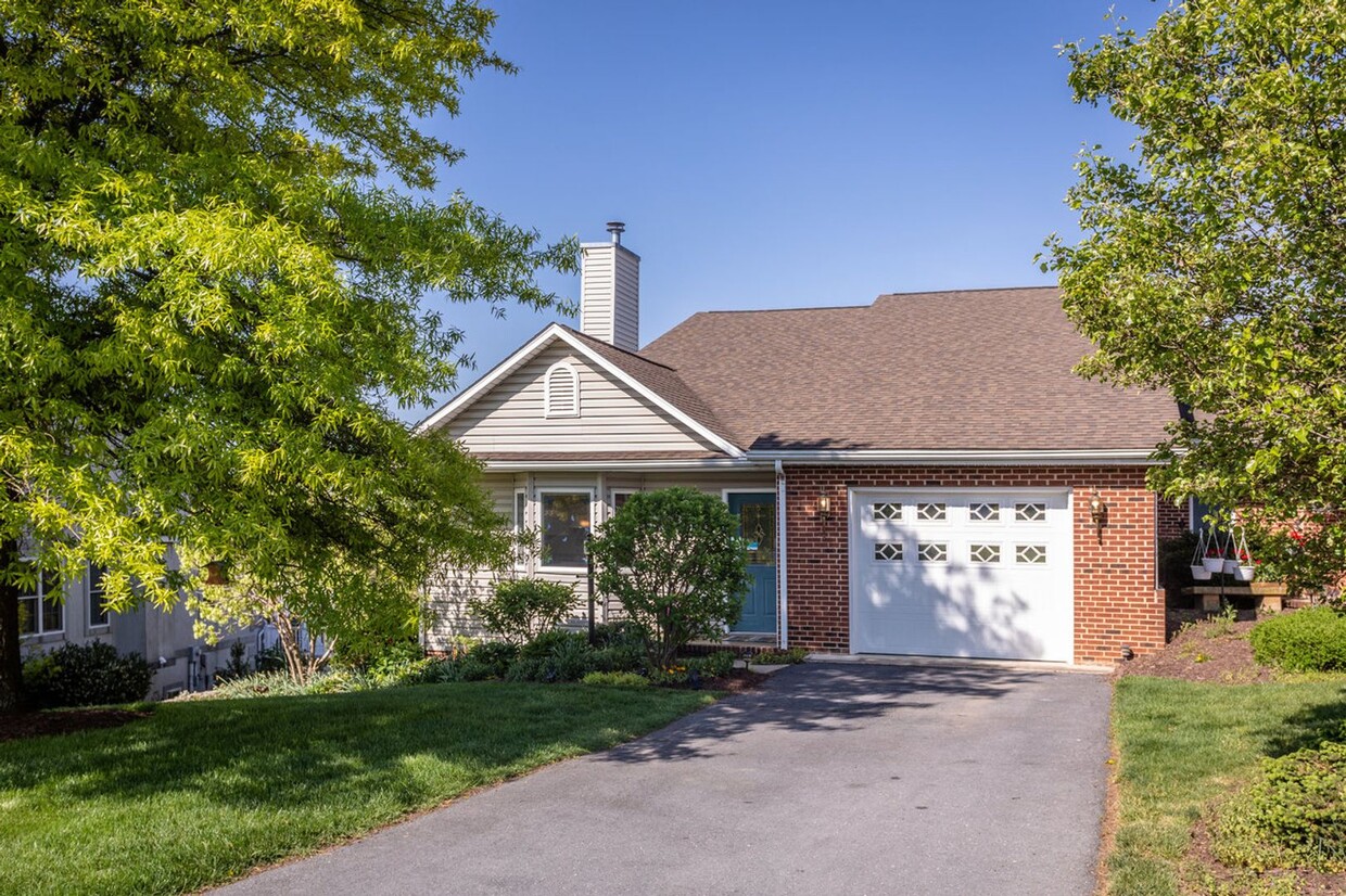 Primary Photo - Spacious Duplex in Lake Terrace