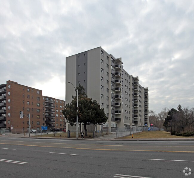 Photo du bâtiment - 2283 Eglinton Avenue Apartments