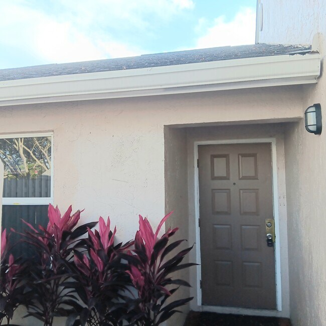 Cozy Apartment! Ideal for Off-Campus Housing! - 5130 Glencove Ln