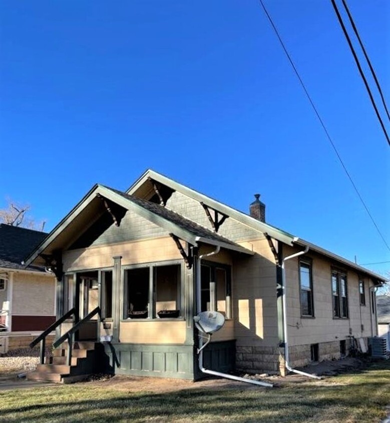 Primary Photo - 5 bedroom house at a 4 bedroom price!