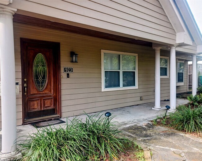 Building Photo - 923 W 41st St