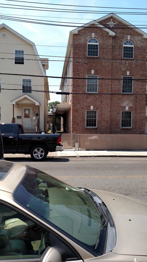 Foto principal - 1028 E Grand St