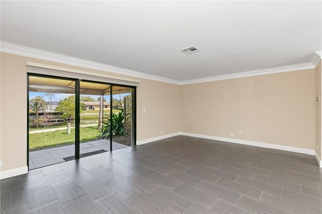 Building Photo - Charming recently renovated 2-bedroom town...