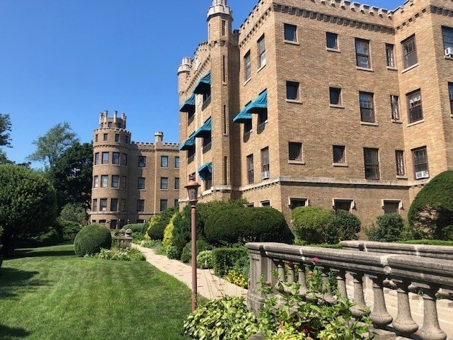 Foto del edificio - 2448 W Greenleaf Ave