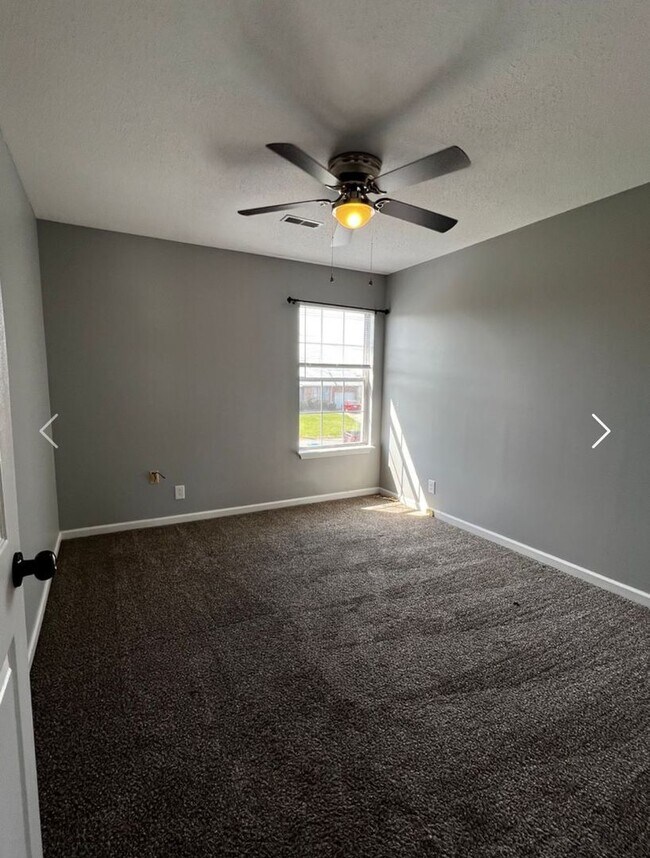 Foto del edificio - 3 Bedroom 2 Bathroom Home with Fenced in B...