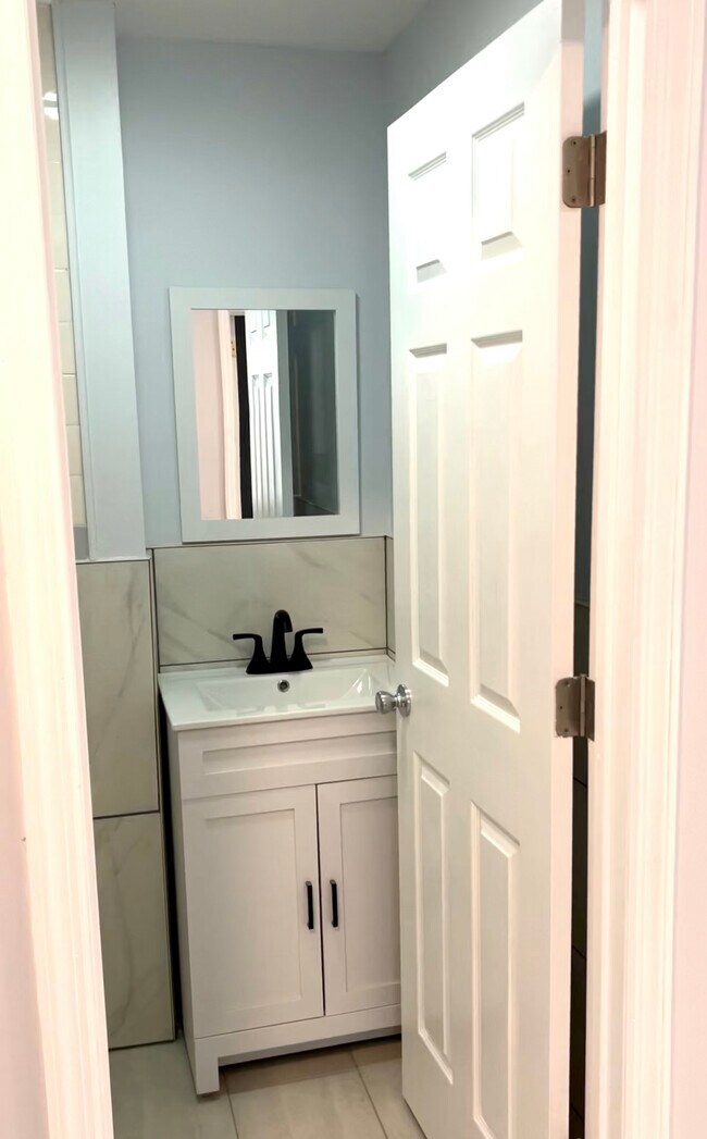 Baño - 365 Belmont Ave